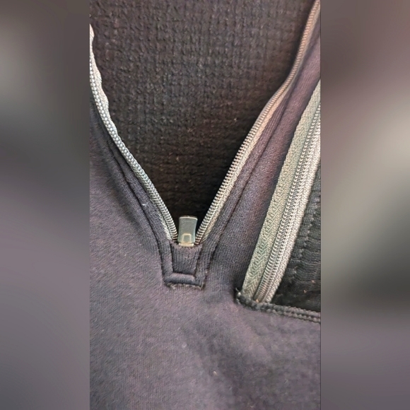 EUC REI black 1/2 zip front left vertical zip pocket with earphone hole pullover - Picture 15 of 16